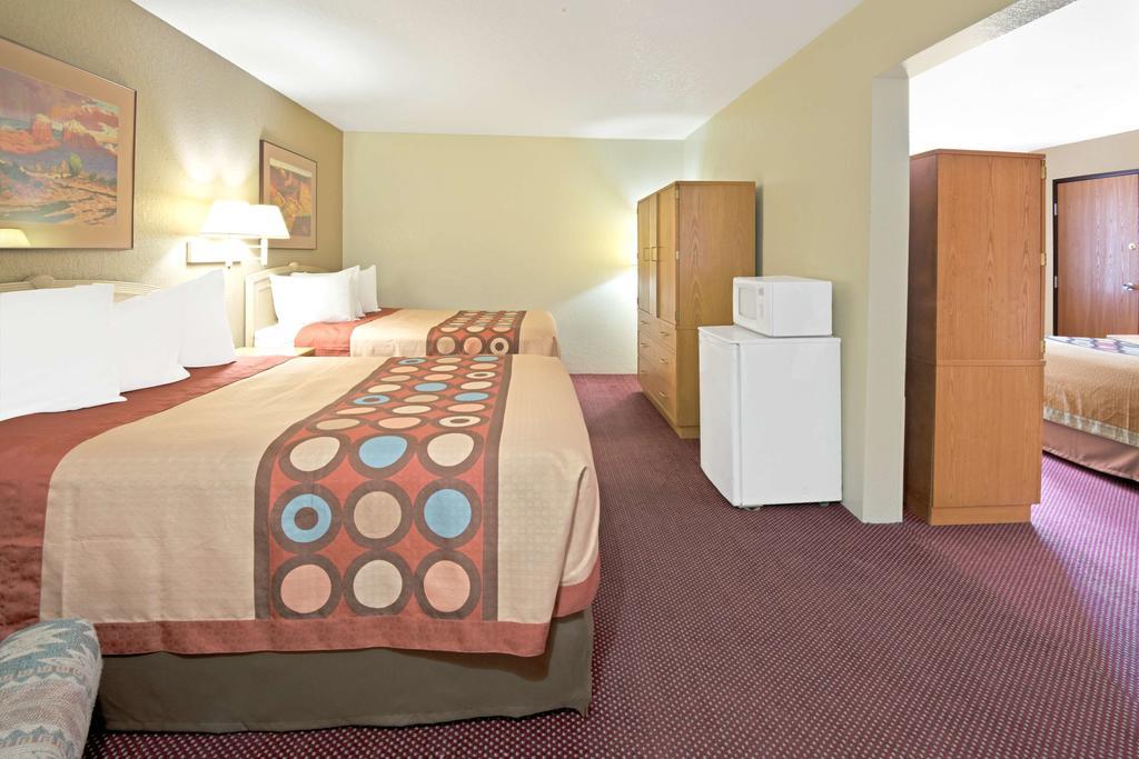 Super 8 Albuquerque/Midtown Hotel Bagian luar foto