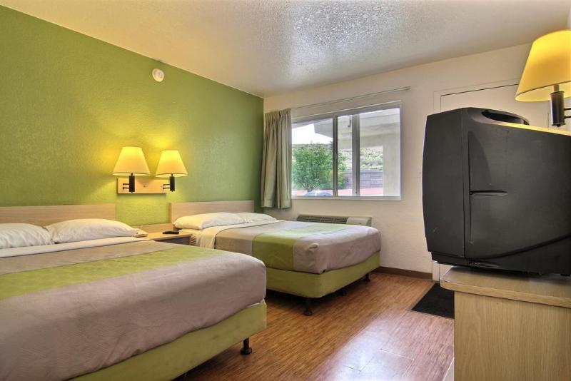 Super 8 Albuquerque/Midtown Hotel Bagian luar foto
