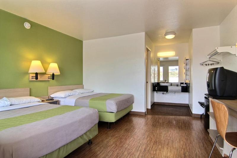 Super 8 Albuquerque/Midtown Hotel Bagian luar foto