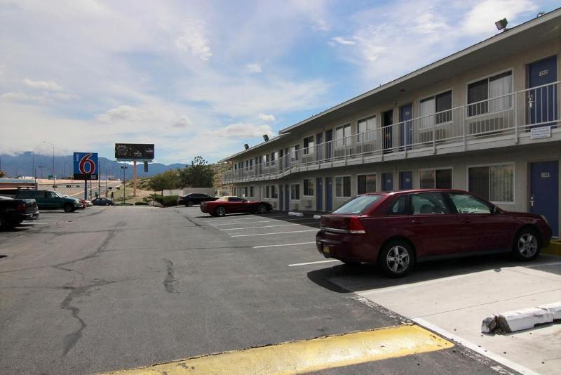 Super 8 Albuquerque/Midtown Hotel Bagian luar foto