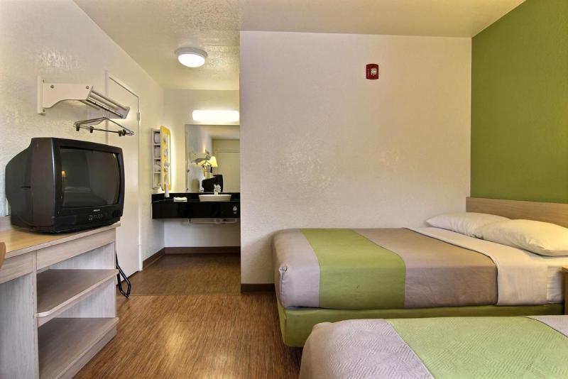 Super 8 Albuquerque/Midtown Hotel Bagian luar foto
