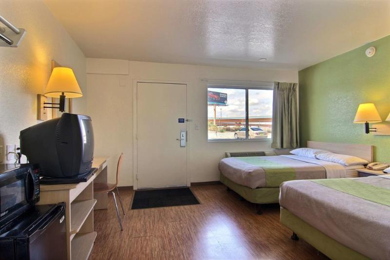 Super 8 Albuquerque/Midtown Hotel Bagian luar foto