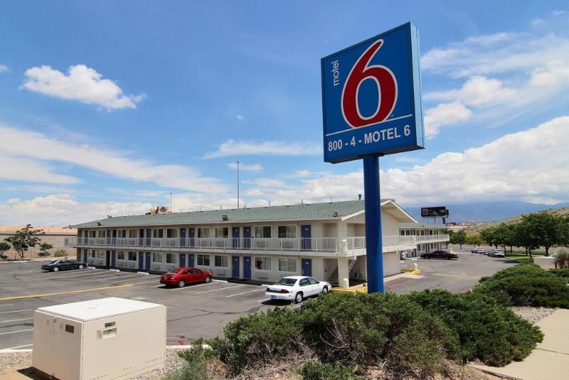 Super 8 Albuquerque/Midtown Hotel Bagian luar foto