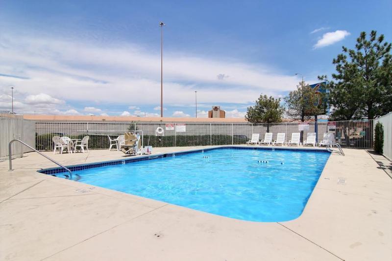 Super 8 Albuquerque/Midtown Hotel Bagian luar foto