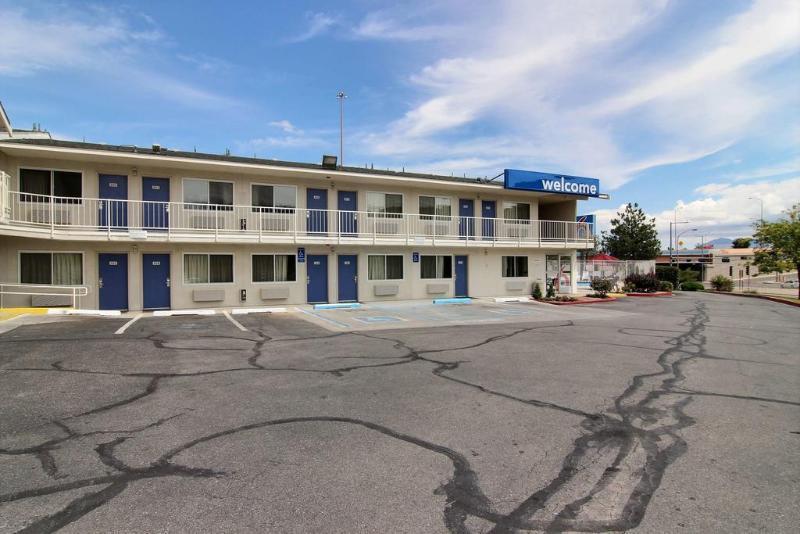 Super 8 Albuquerque/Midtown Hotel Bagian luar foto
